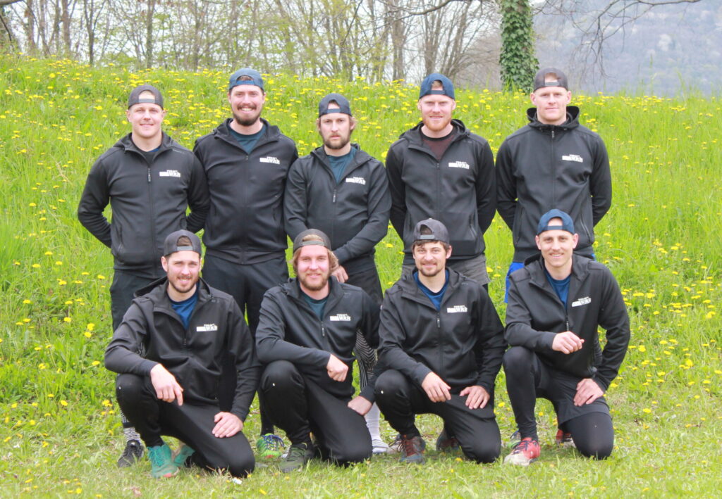 Ein Teamfoto des Männer-Teams in den Kategorien 640/680 kg, auf dem hinten die Spieler Janick, Thomas, Kai, Sämi und Sven zu sehen sind, und vorne die Spieler Simon, Robin, Marco und Christian