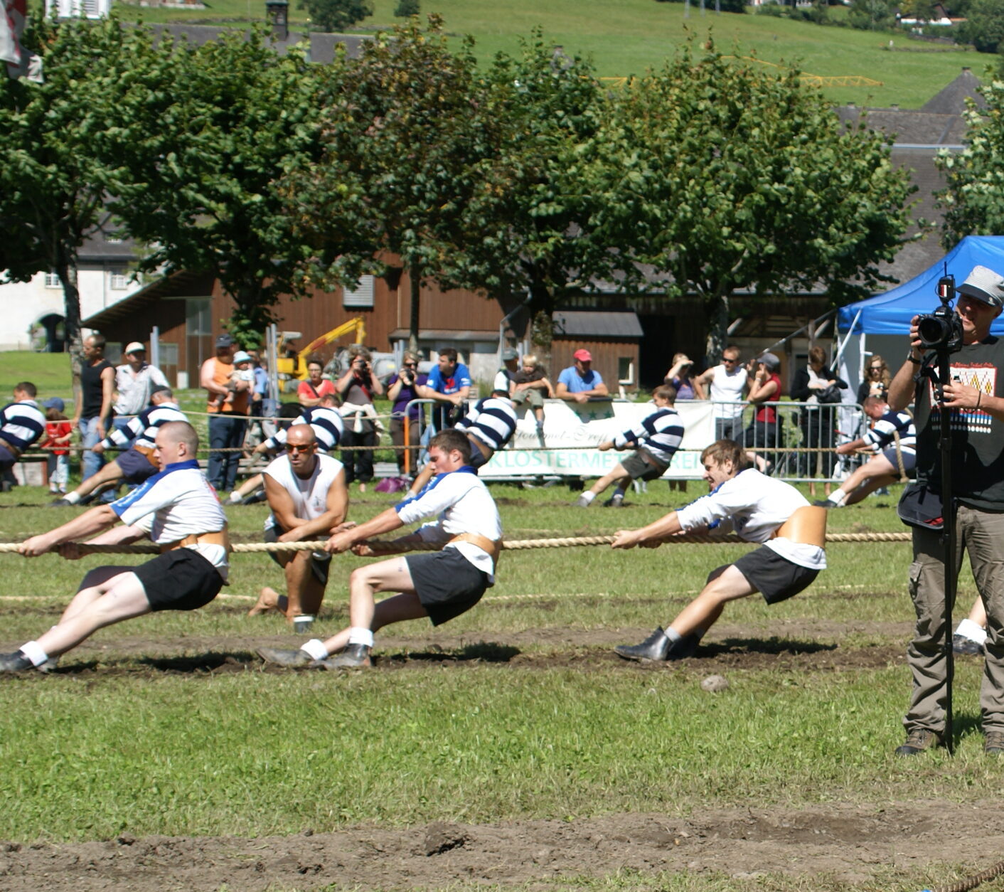 Ein Erinnerungsfoto aus dem Turnier in Engelberg im Jahr 2009. Sportliche Action und spannende Wettkämpfe auf dem Spielfeld.