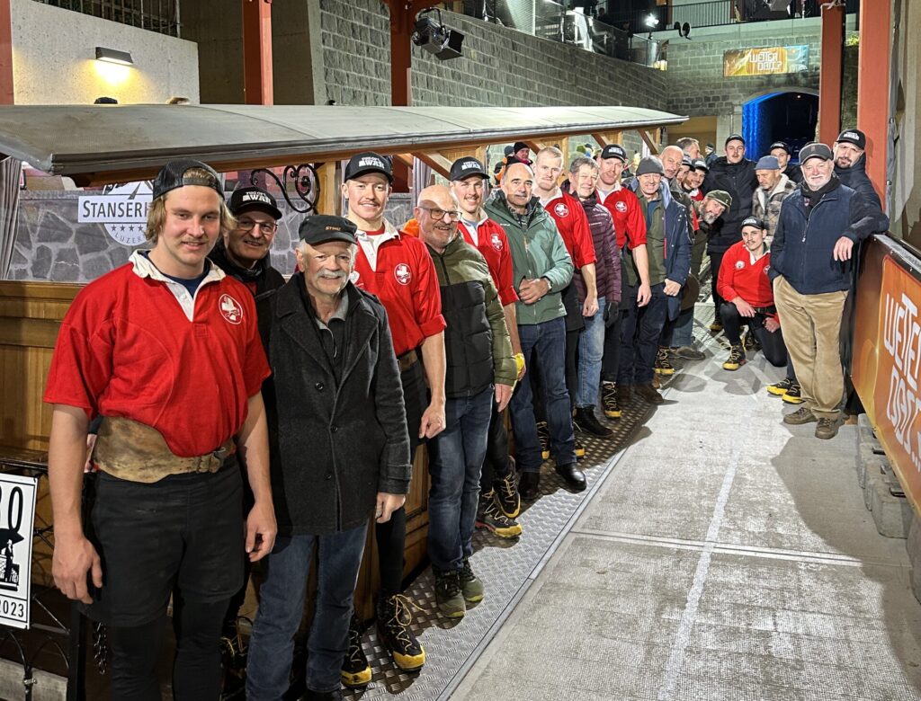 Ein legendäres Siegerfoto aus der TV-Show "Wetten, dass..?" - Wir haben die Wette gewonnen! Jubelnde Gesichter und ein Hauch von Ruhm und Aufregung.
