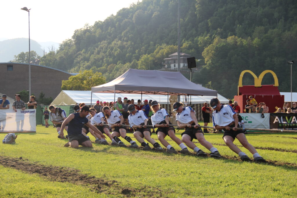 Die Stanser Seilzieherinnen am Seil mitten an einem Turnier.