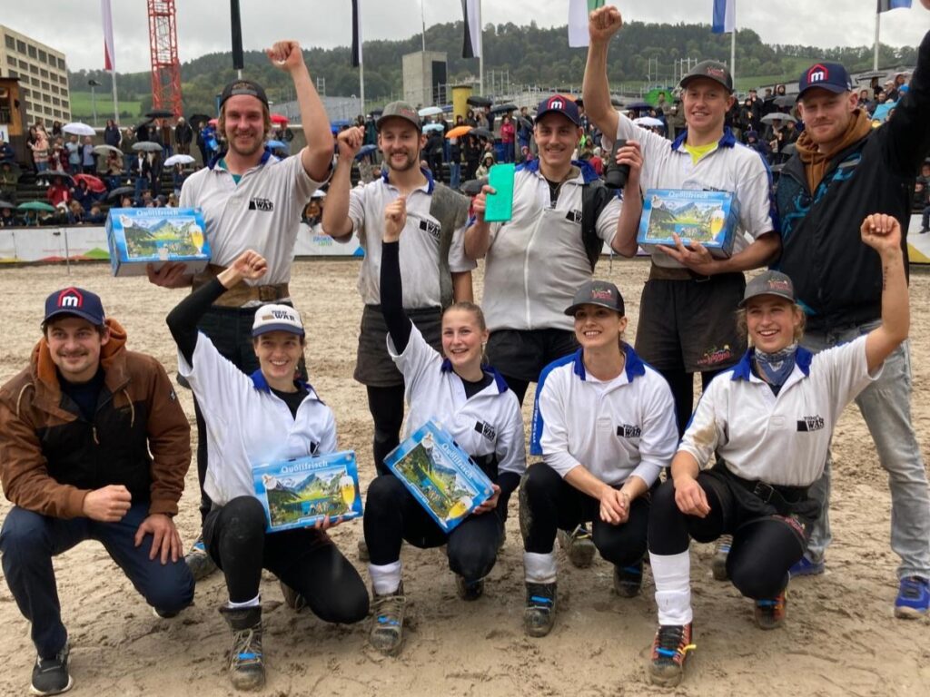 Die Mix Mannschaft feiert ihren Sieg am Olma-Turnier