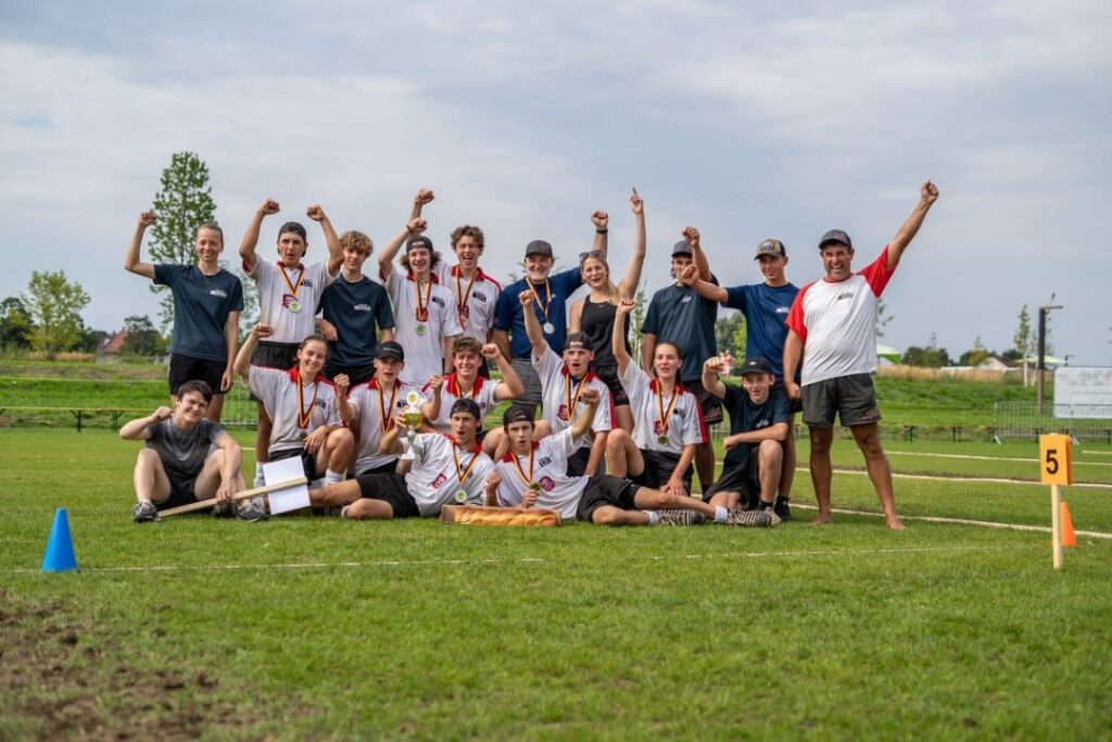 Die U19 Seilzieh-Mannschaft mit ihrem Pokal.